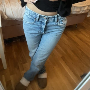 Zara straight leg jeans  - Säljer mina lågmidjade jeans från zara i strl 34 då dem inte kommer till användning längre. Nyskick och har kanske använts 3 ggr! 