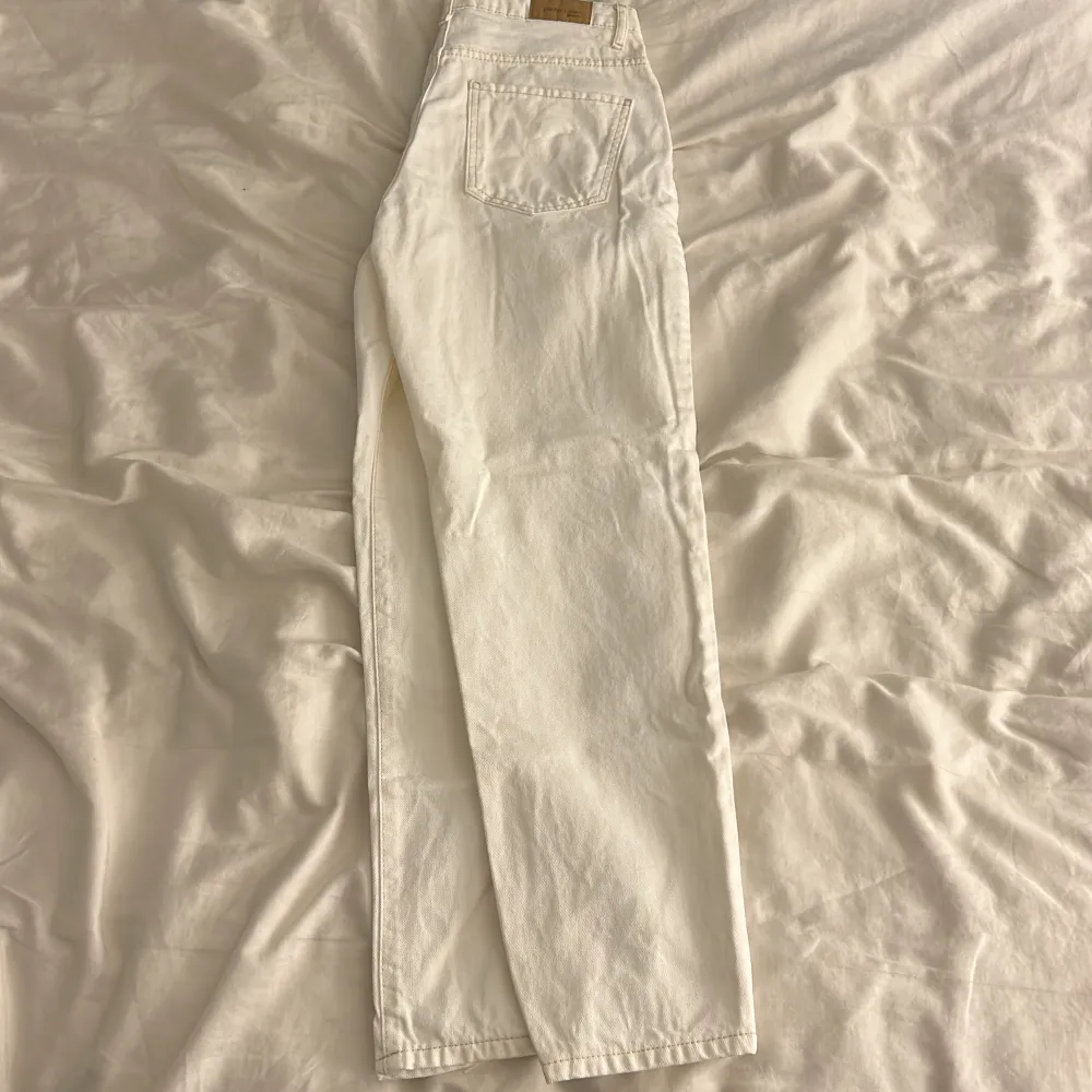 Så fina vita jeans från ginatricot i modellen perfect jeans🤍Har lite längre ben så de är lite korta på mig därför använd de inte🤍Storlek 36🤍. Jeans & Byxor.