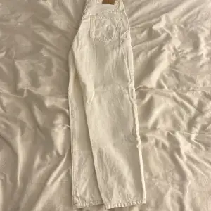 Så fina vita jeans från ginatricot i modellen perfect jeans🤍Har lite längre ben så de är lite korta på mig därför använd de inte🤍Storlek 36🤍