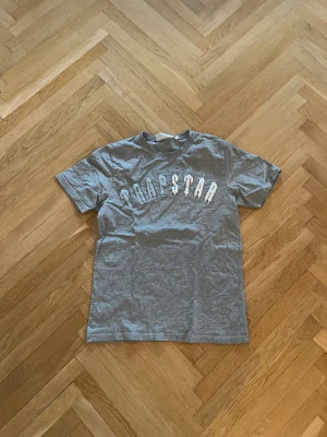 Trapstar t-shirt - Säljer denna för shortsen har gått sönder och vill då inte använda tröjan.