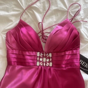 Rosa festklänning lång  - Rosa festklänning, helt ny,aldrig använt (med etikett på).  Storlek:38  Den är perfekt för baler, finmiddagar och bröllop.  Ursprungliga pris  2000