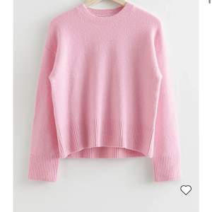 Säljer min super sköna stickade tröja från ”other stories” pågrund av att den inte är min stil längre❤️ Köpte för 490kr och säljer för 235kr❤️