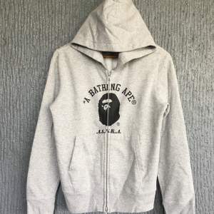 Grå bathing ape hoodie nästan aldrig andvänd med utan några problem.🐵  Kom dm mer frågor🤞