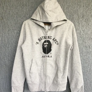 Bape hoodie - Grå bathing ape hoodie nästan aldrig andvänd med utan några problem.🐵  Kom dm mer frågor🤞