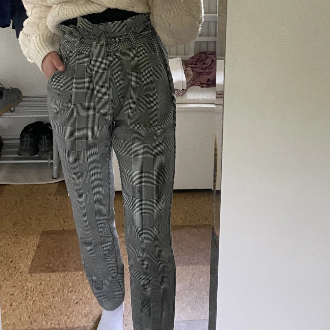 Gråa rutiga kostymbyxor 