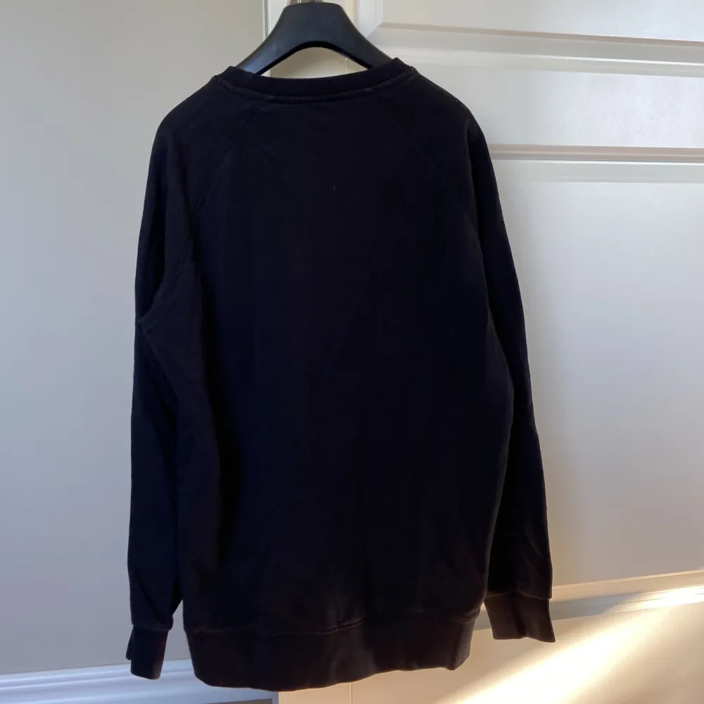Säljer den här svarta tröjan från Balzac Projects. Använd ett fåtal gånger, men ändå i fint skick!🖤⚡️. Tröjor & Koftor.