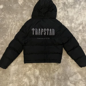 Svart trapstar jacka - Denna unisex jackan funkar till både höst och vinter, den är använd få gånger varamt. Svår att få tag på.