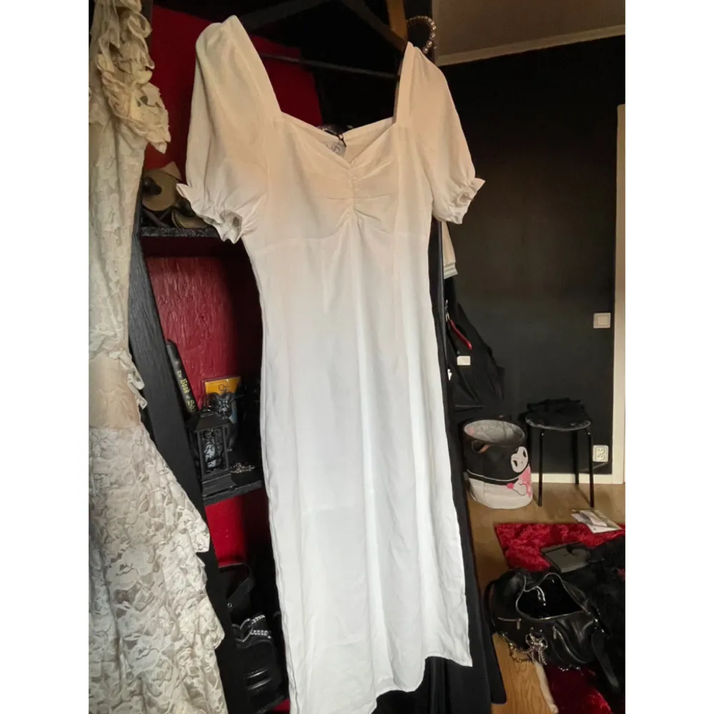 Säljer denna fina klänningen då jag inte får någon användning för den🤍Den har en slits på vänster sida🤍Helt ny och inga defekter, den är dock lite skrynklig på bilderna då den legat i en låda🤍. Klänningar.