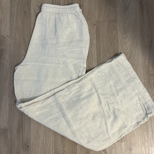 Beiga linnebyxorna  - Beiga linnebyxorna från Nelly. Köptes i sommars. Har använt få gånger. Bär storlek 36