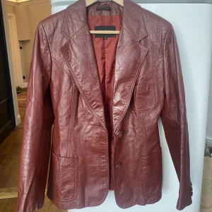 Skinnjacka  - Supersnygg rödbrun vintage skinnjacka. Använd men i bra skick och kvalitet. Använder ej längre då den är lite stor för min smak, passar bättre någon som är M/S (jag är xs/s), men beror ju på hur man vill att den ska sitta. Köpt för 500