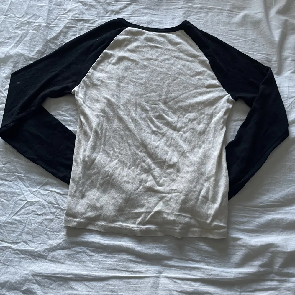 Söt tröja från Brandy Melville💕 Köpte denna för ett år sedan men kommer inte till användning. Använt ett par gånger men är precis som ny. Passar som S/M. . T-shirts.