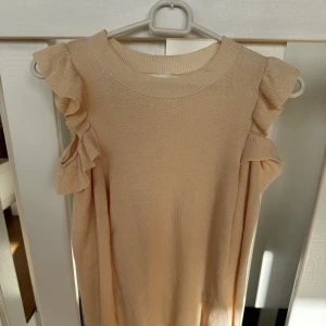 Tröja  - Från h&m den är i ett jätte fint skick. Färgen är puder rosa. 