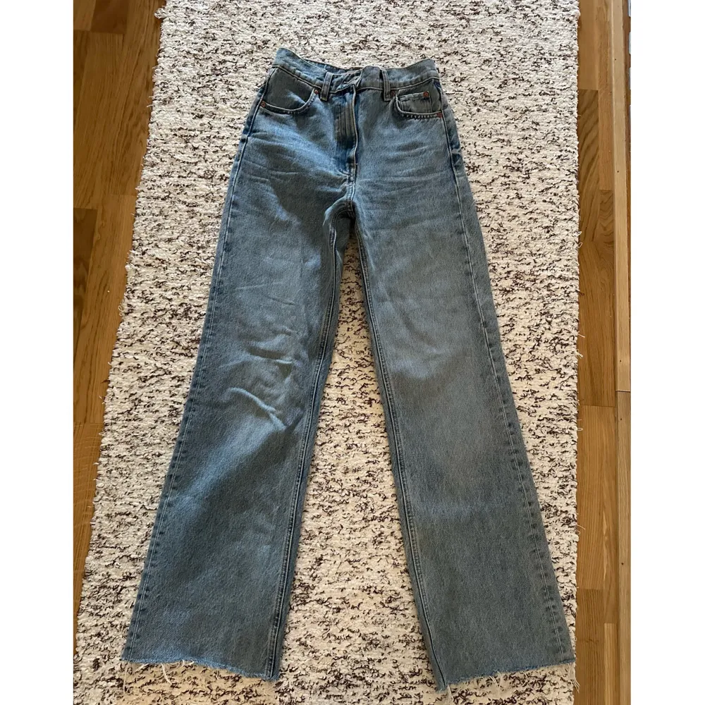 Högmidjade utsvängda zara jeans som är använda men i väldigt bra skick!. Jeans & Byxor.