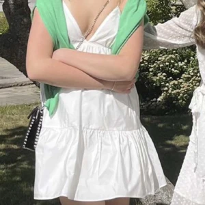 Zara klänning - Säljer denna fina sommarklänning från zara då den inte längre används🤍🤍