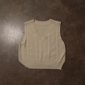 Väst - Stickad väst. Saknar lapp. Fick den av min bonussyster så är osäker på hur mycket den använts, jag har själv aldrig använt den. Skulle gissa på storlek S.