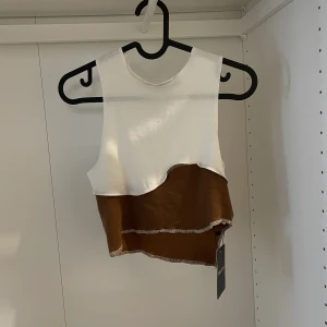Topp oanvänd - Oanvänd topp med prislapp kvar. Storlek XS/S