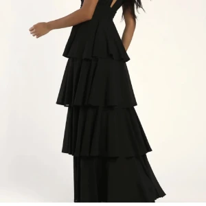 Bal volangklänning - Säljer min älskade balklänning i st M. Köpt på asos för 1000kr, säljer för 800. Klänningen är uppsydd och passar mig perfekt som är 1,55. 