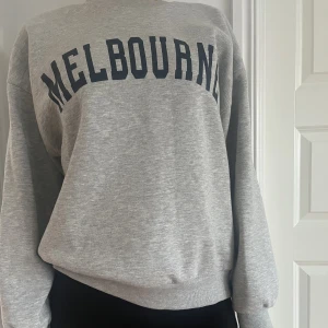 Basic sweater  - Grå sweater från Gina tricot. Strl L 