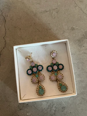 Örgängen Lily & Rose - Örgängen från Lily & Rose, silver med olika färger på stenar. Fint skick! 