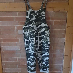 Militär hängselbyxor  - Tyg hängselbyxor med militärprint, fick som gåva men kom aldrig till användning så dom är i nyskick 😊