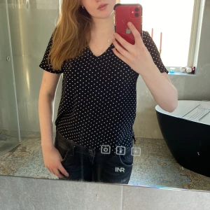 Prickig tröja - En svart prickig tröja som inte vart använd alls. Finns även ett par byxor till den, på bild 3(ser ut som en kjol) tröjan 150 men om du vill ha byxorna också 200kr❤️