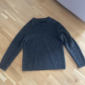 Paul and friends Wool sweat - Säljer min ull sweater från Paul and friends, najs fit, passar mig bra som är 175 och relativt mindre i kroppen.    Men kommer sitta snyggare på någon lite längre möjligtvis.   Sitter som en mindre XL Boxy fit