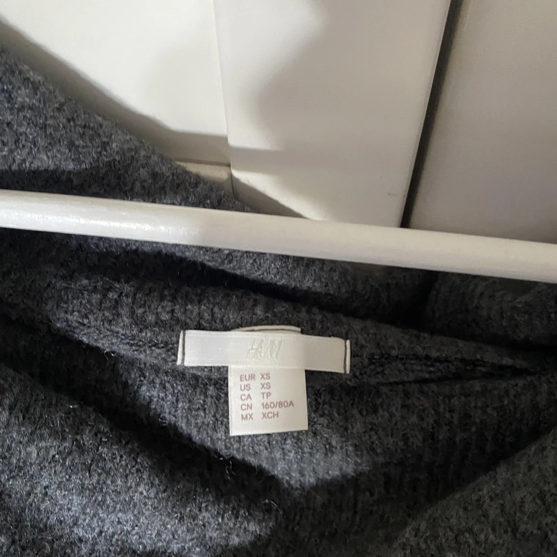 Off-shoulder stickad tröja - 90