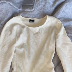 Tränings topp  - Säljer denna fina kräm vita kroppade tränings toppen från gina, aldrig använd utan den är som ny utan prislapp💓 