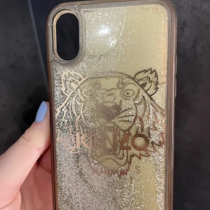 Kenzo skal - Kenzo skal med ”vatten” och glitter i, passar iPhone X