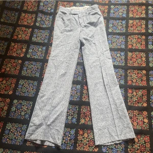 70-talsbyxor - Nästan helt oanvända tygbyxor med fint mönster från 70-talet. Storlek XS, tyvärr för små för mig.