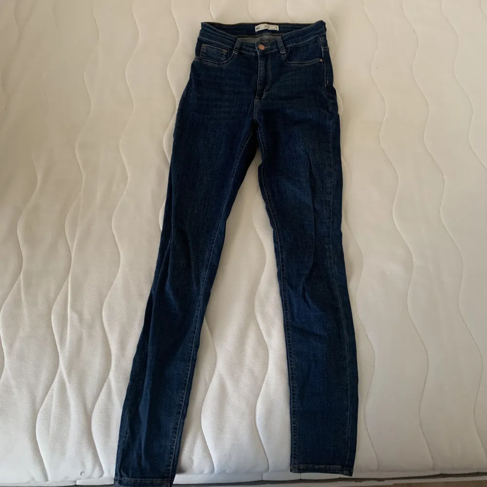 Blå jeans från Gina tricot  Storlek M . Jeans & Byxor.