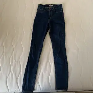 Blå jeans från Gina tricot  Storlek M 