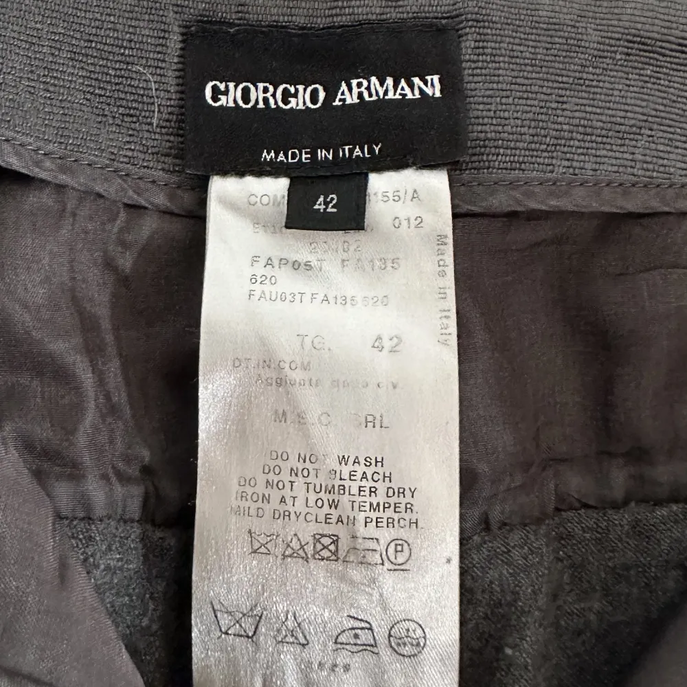Gråa kostymbyxor från Giorgio Armani som inte kommer till användning längre🫶🏻 Storlek 42 men skulle säga att de passar någon som bär S/36 och är runt 168 cm! . Jeans & Byxor.