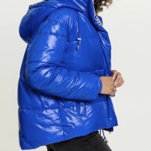 Urban classiics vinterjacka  blå - Varm jacka, fin blå färg. Är i mycket bra skick.