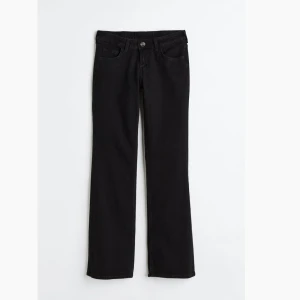 Flare Low waist jeans  - Flare Low waist jeans från H&M i storlek 38 (S) säljer pga att dom är för små för mig. Har använts väldigt sällan. Nypris 249kr, säljer för 50 kr