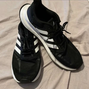 Adidas skor  - Adidas skor i storlek 42-43. Endast använda på gym några gånger och dom är i bra skick 