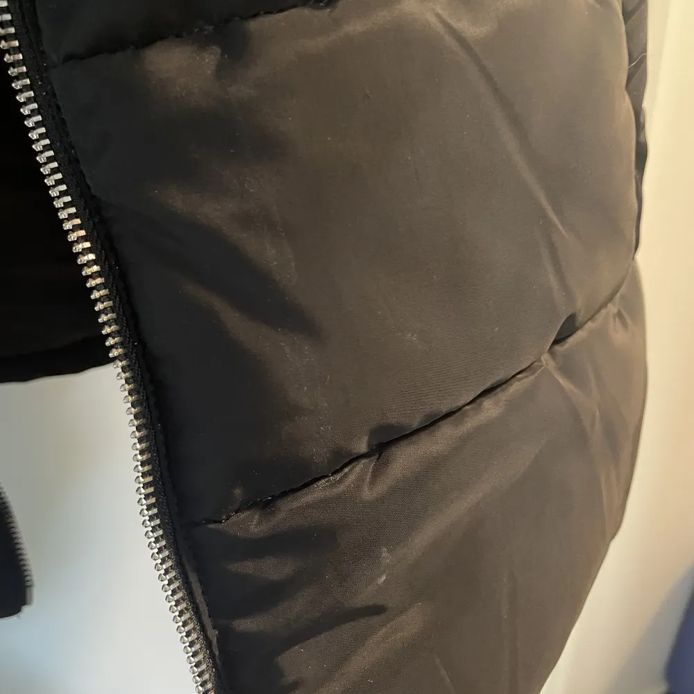 Väst med luva i storlek M, passar S mer. Från Boohoo. Liten fläck på sidan(se bild 3), men den ska gå att tvätta i tvättmaskin. Pris kan diskuteras. Takit.
