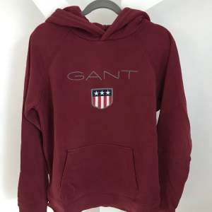 Vinröd hoodie i fint skick från Gant.