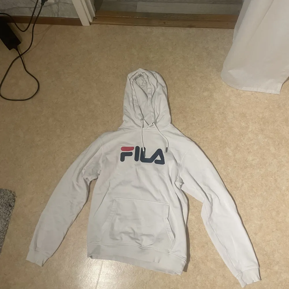 Vit fila hoodie i storlek s. Hoodies.