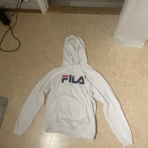 Fila hoodie - Vit fila hoodie i storlek s