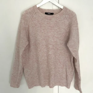 Finstickad tröja - Säljer min mysiga finstickade tröja från Bikbok i storlek M. Skriv för fler bilder! Pris går att diskutera🥰