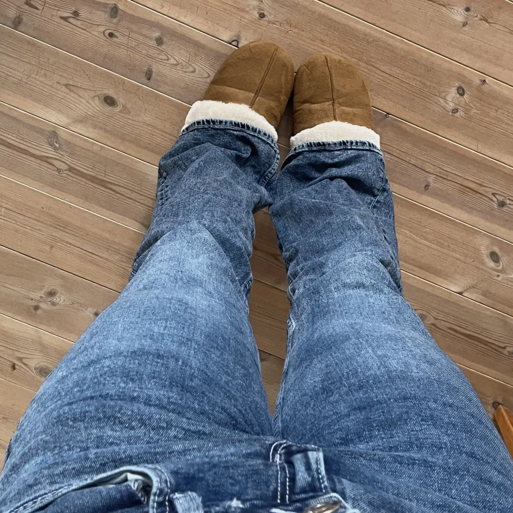 Säljer nu dessa lowwaisted jeansen som varit en favorit länge men inte kommit till användning på de senaste 💘 jag är 162 o de passar mig bra i längden när jag har skor! skriv privat så skickar jag fler bilder 🫶🏼 inga defekter!!. Jeans & Byxor.