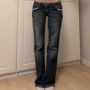 Lågmidjade bootcut jeans   - Coola lågmidjade jeans med detaljer! Storlek w27 L32 men passar mig som brukar ha 34 och som är 167cm lång💋