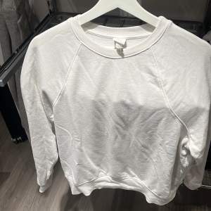 En vanlig vit sweetshirt från hm