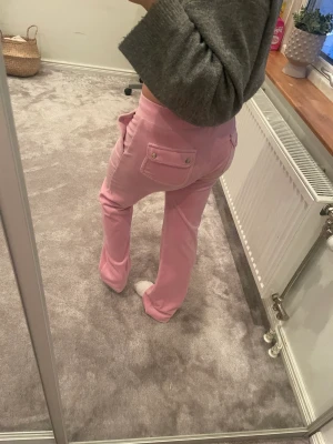 Juicy couture byxor  - Hej! Säljer mina juicy byxor pga att dom inte kommer till användning längre💕superfina förutom att en metall sak på snöret har åkt av!