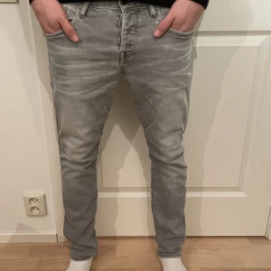 Jeans 32/32 - Säljer dessa gråa jeans från Scotch & Soda. 