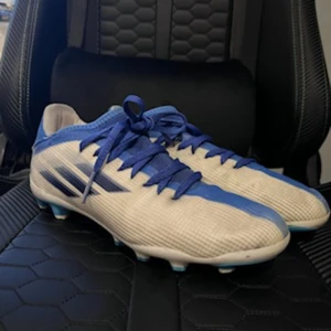 Adidas fotbollskor  - Adidas fotbollskor för både gräs och konstgräs i bra skick skriv om ni undrar något. Det finns fler fotbollskor i detta kontot