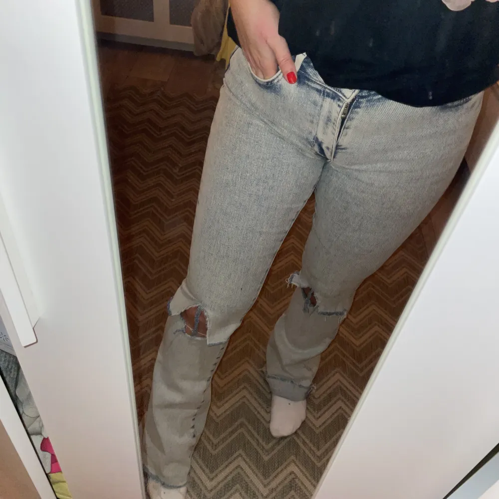 Hej! Säljer dessa dessa blåa bootcut jeans ifrån Bikbok, köpta för ca 2 år sedan! Storlek 36 och funkar på mig som är en s/m💖. Jeans & Byxor.