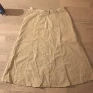 twilfit maxikjol  - Krämvit manchester maxikjol med fickor, från Twilfit🙃