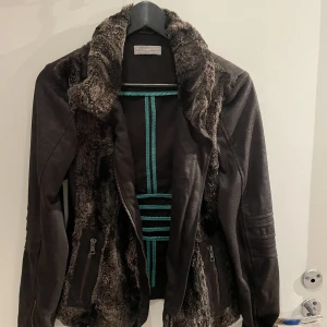 Skinnjacka - Säljer denna skinnjacka som är lite tjockare samt har lite päls länge kragen och ner.